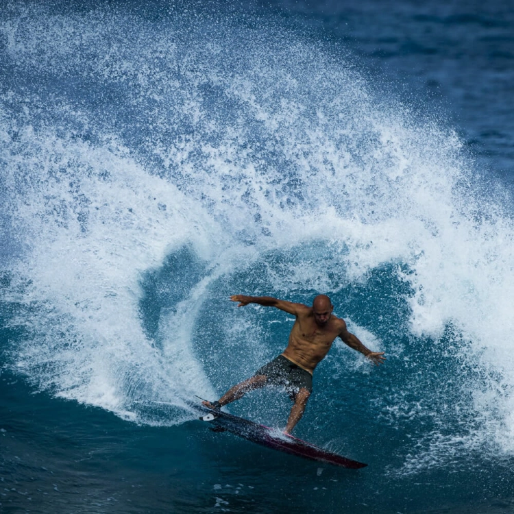 Album Kelly Slater – zdjęcia i historia legendy surfingu