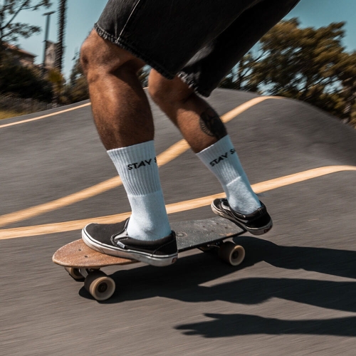 Ekologiczne białe skarpety Manera – wygoda i trwałość, 85% z materiałów z recyklingu.