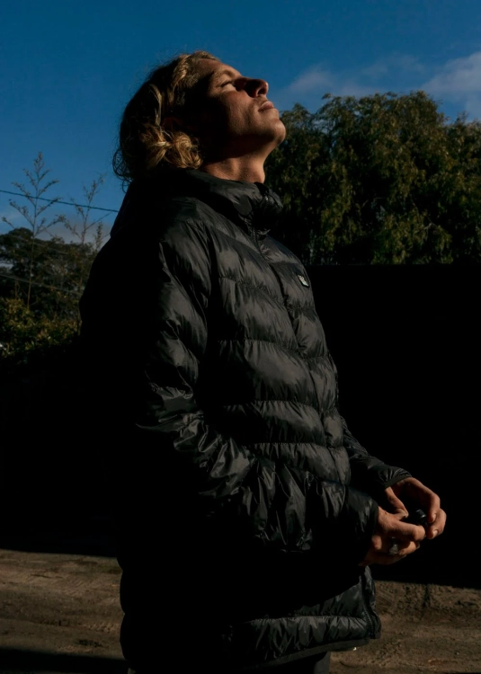 Kurtka Vissla Pacific Eco Puff – lekka, kompresyjna, z recyklingowanego nylonu, idealna na chłodne dni.