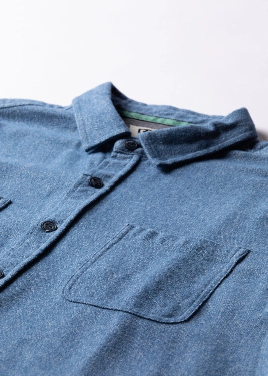 Niebieska koszula flanelowa Vissla Shaper Eco z bawełny, minimalistyczna i ciepła, idealna na plażę, randkę i chłodne dni.