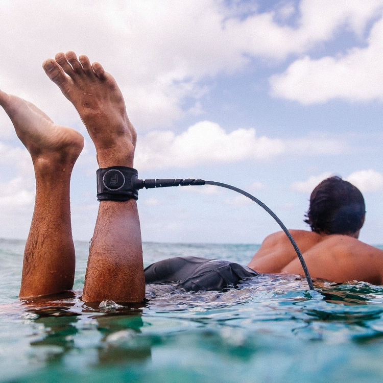 Surfingowy leash FCS - Idealny do profesjonalnego surfowania