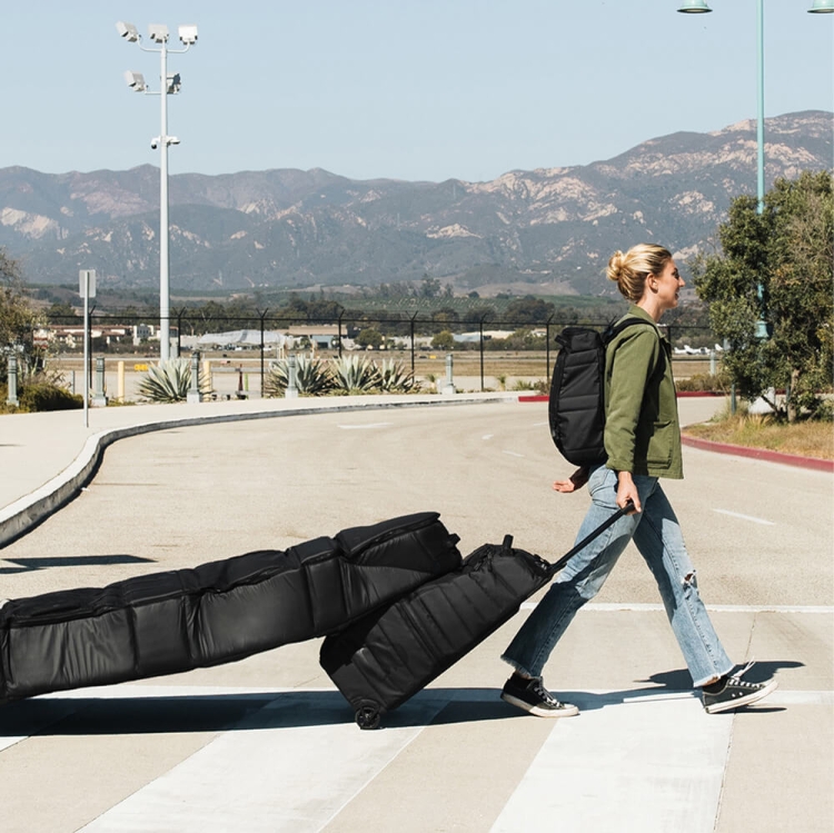 Walizka DB Hugger Roller 90L – wytrzymała i ekologiczna na kółkach