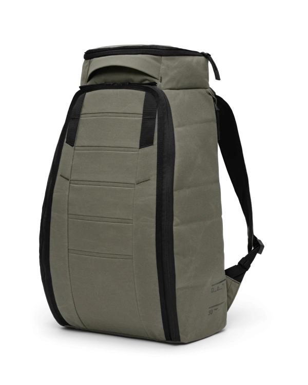 Plecak DB Hugger 30L Forest Green to trwały, lekki i funkcjonalny model z przegrodą na laptopa do 16".