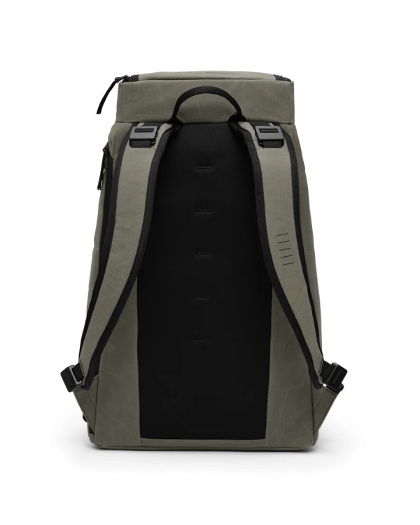 Plecak DB Hugger 30L Forest Green to trwały, lekki i funkcjonalny model z przegrodą na laptopa do 16".