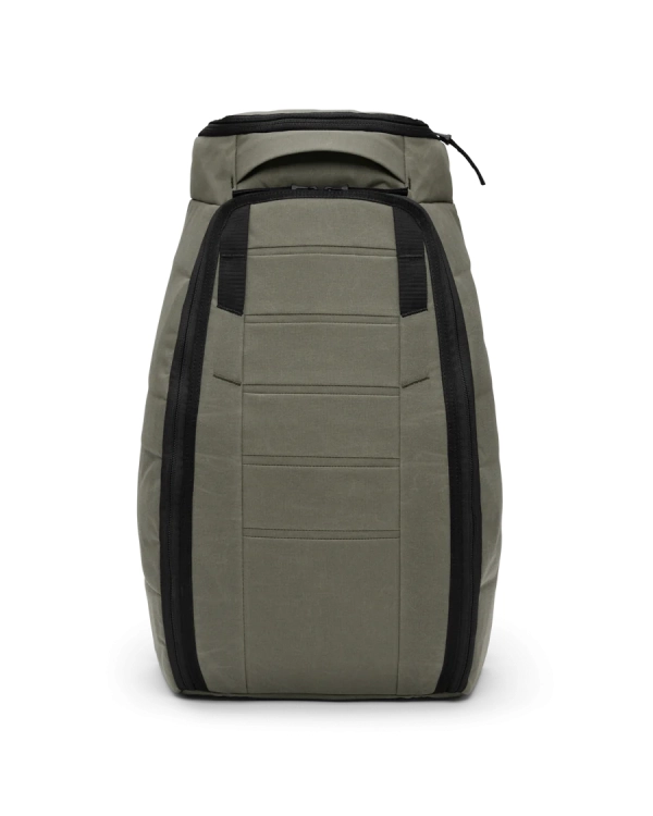 Plecak DB Hugger 30L Forest Green to trwały, lekki i funkcjonalny model z przegrodą na laptopa do 16".