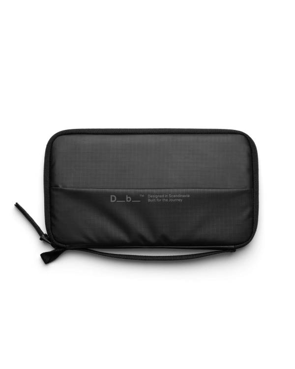 Wygodny portfel DB Passport Cover pomieści paszport, karty i gotówkę, zabezpieczony przed zgubieniem.