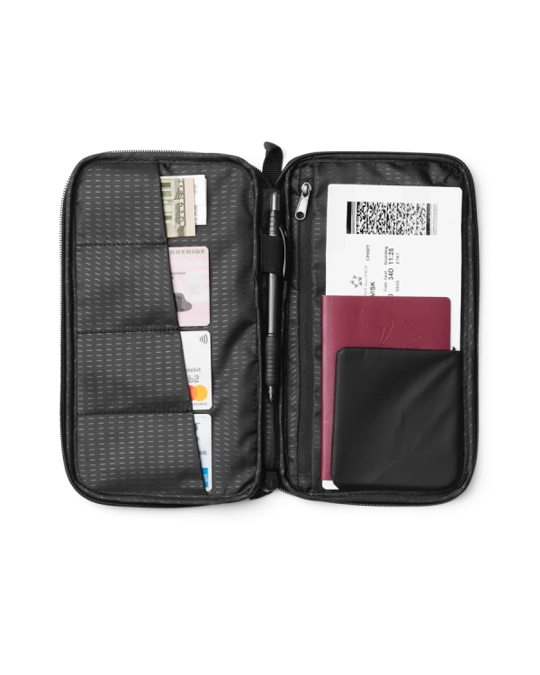 Wygodny portfel DB Passport Cover pomieści paszport, karty i gotówkę, zabezpieczony przed zgubieniem.