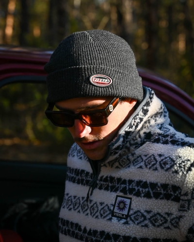 Czarna czapka zimowa Vissla Beanie BL2 .jpg