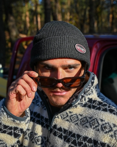 Czarna czapka zimowa Vissla Beanie BL2  1.jpg