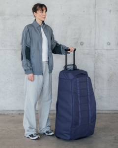 Torba podróżna na kółkach DB Hugger Roller 90L Blue Hour  4.png.jpg