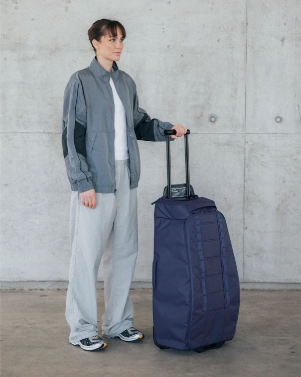 Walizka na kółkach DB Hugger Roller 60L Blue Hour 2.png.jpg