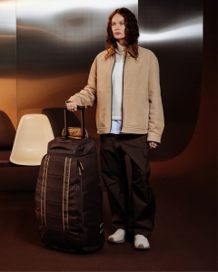 Walizka na kółkach DB Hugger Roller 60L Espresso 4.png.jpg