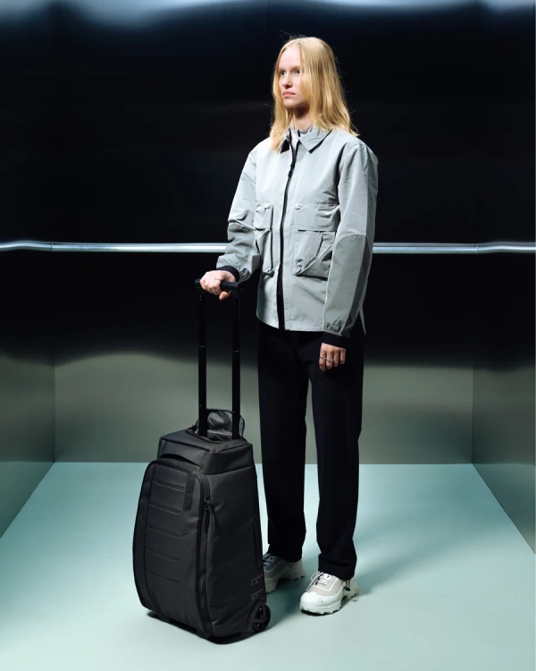 DB Hugger Roller 40L walizka kabinowa czarna.png.webp