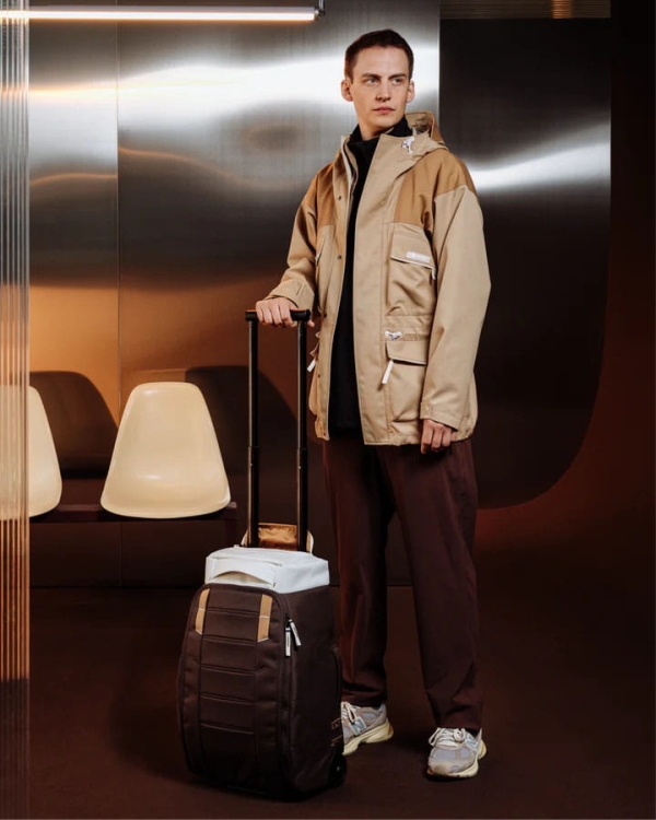 DB Hugger Roller 40L walizka kabinowa brązowa 2.png.jpg