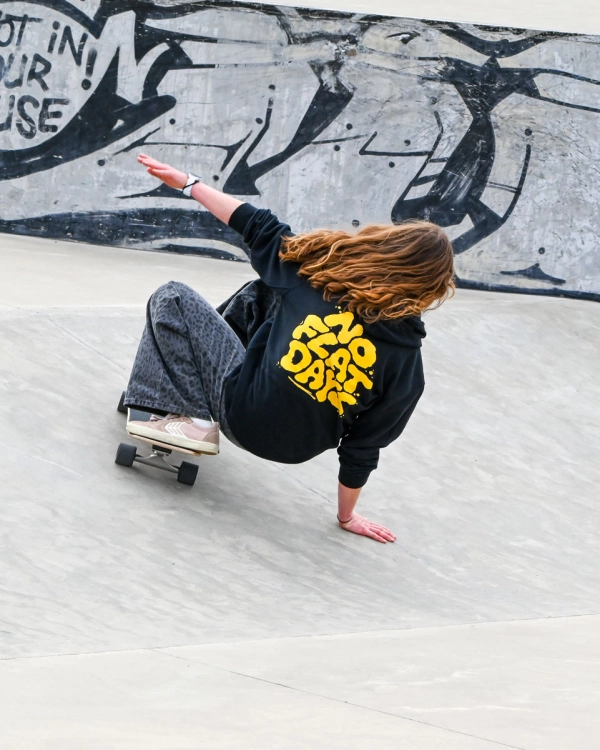 Limitowana bluza z kapturem surfskate Vissla No Flat Days1.jpg