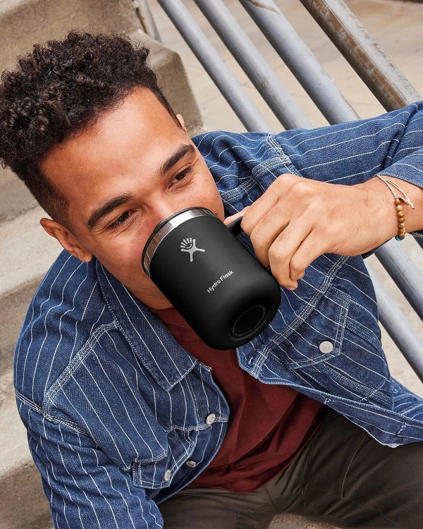Kubek termiczny z uchwytem Hydro Flask Mug 355 ml czarny lifestyle 1 id: 5152