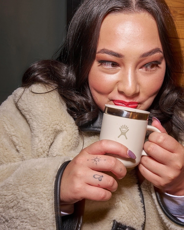 Mały kubek termiczny z uchwytem Hydro Flask Mug 170 ml beżowy lifestyle 1 id: 5150