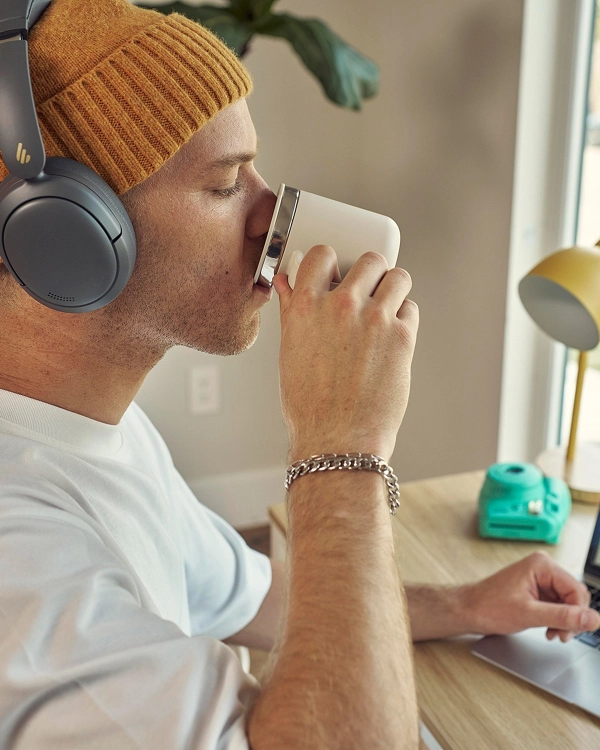Mały kubek termiczny z uchwytem Hydro Flask Mug 170 ml beżowy lifestyle 2 id: 5150