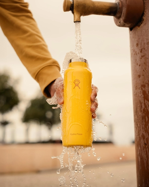 Butelka termiczna ze słomką Hydro Flask 621 ml czarna lifestyle 2 id: 5154