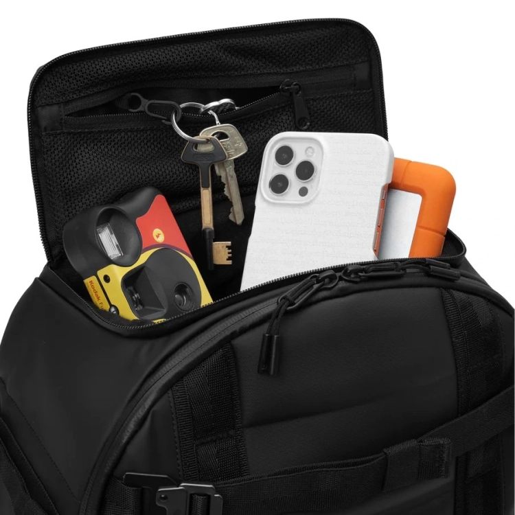 Plecak DB Ramverk Pro 26L z praktycznym dostępem, boczną kieszenią na laptopa i wzmocnieniami z pianki EVA.