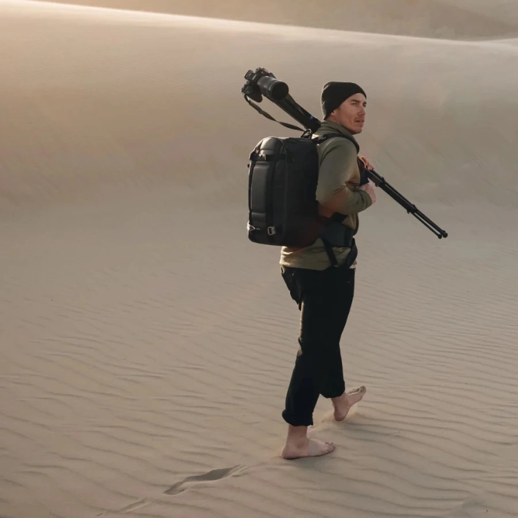 Plecak DB Ramverk Pro 26L z praktycznym dostępem, boczną kieszenią na laptopa i wzmocnieniami z pianki EVA.