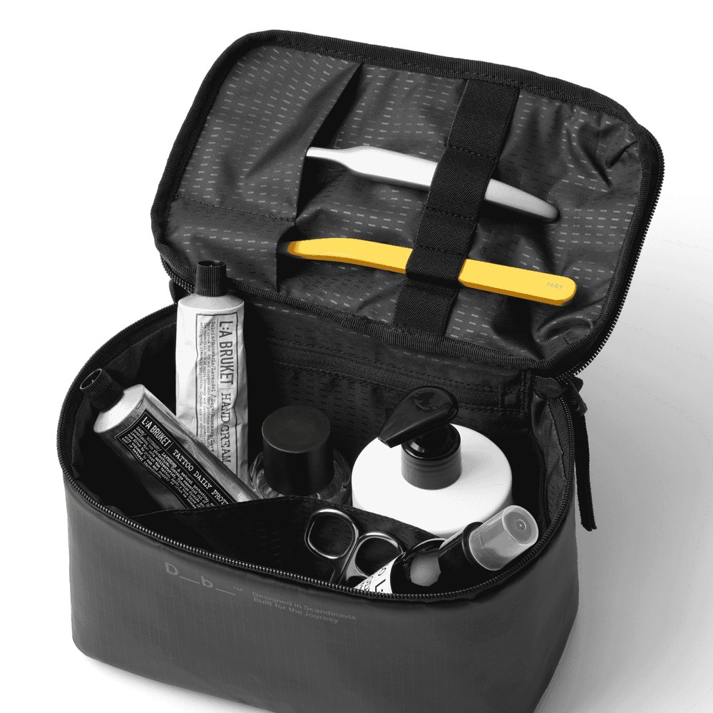 Mała kosmetyczka podróżna DB Wash Bag S Black Out otwarta, z przegrodą i miejscem na szczoteczkę