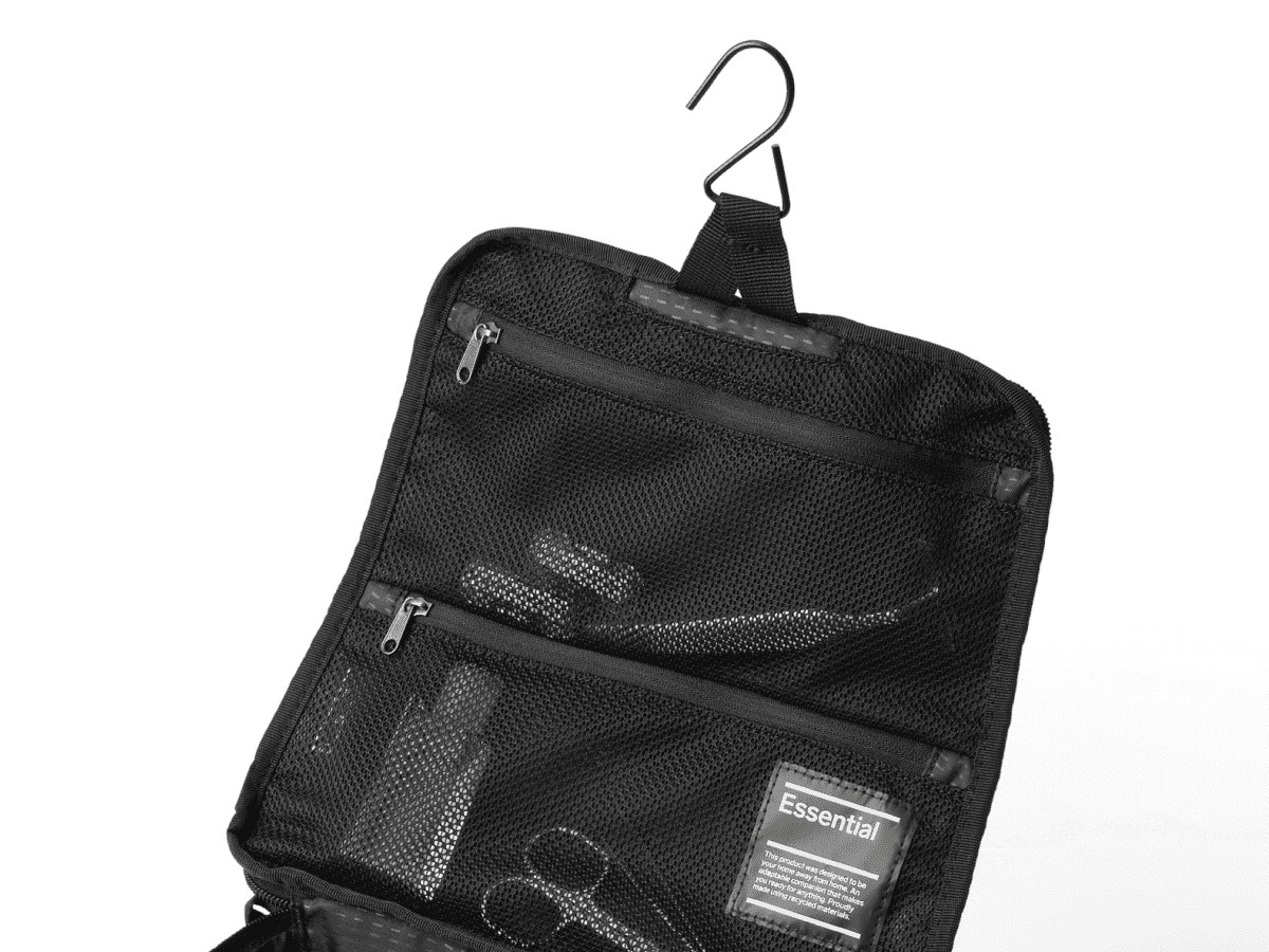 Haczyk i siatkowe kieszenie na suwak w kosmetyczce DB Wash Bag M