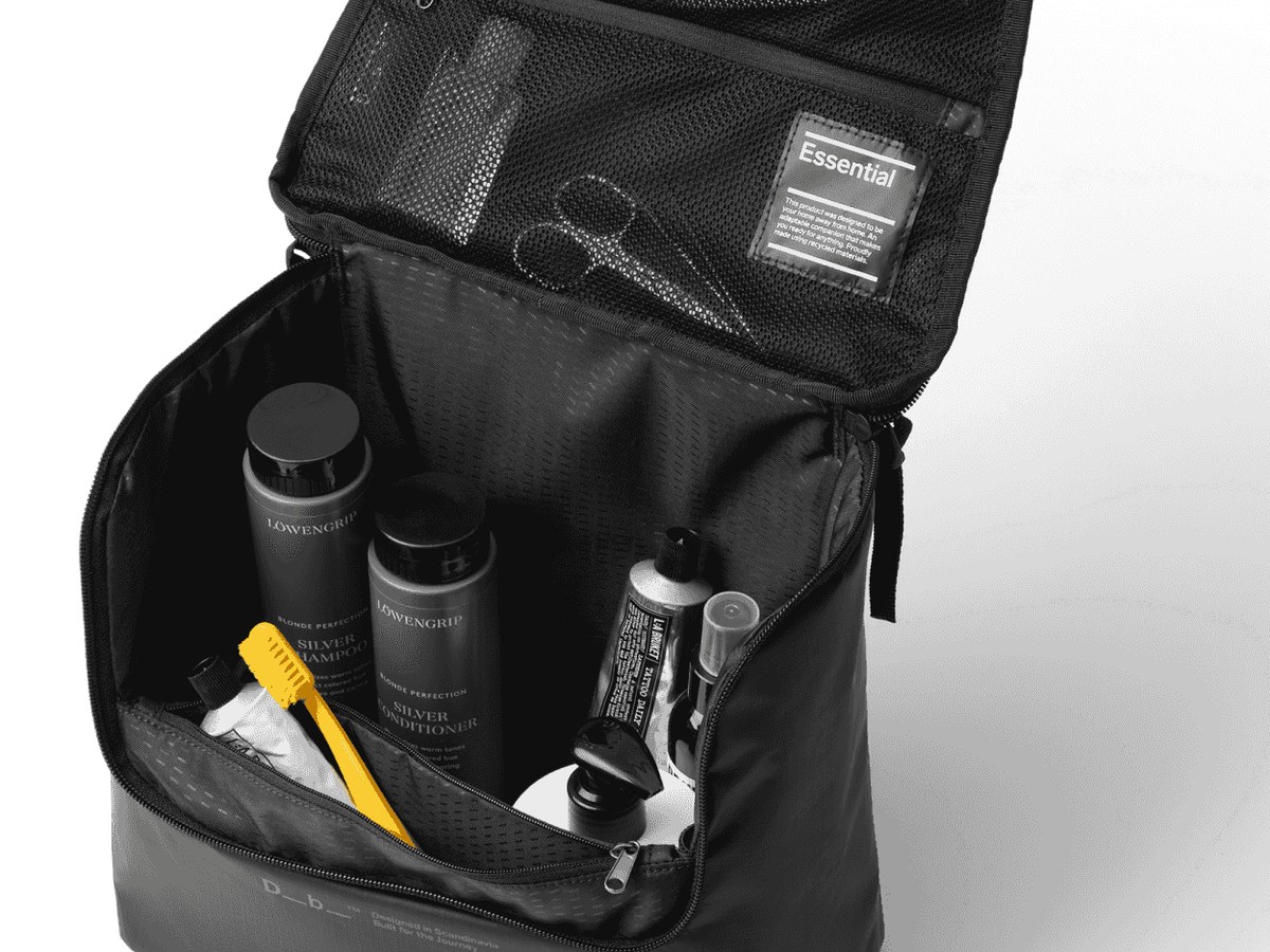 Główna komora kosmetyczki DB Wash Bag M z kosmetykami