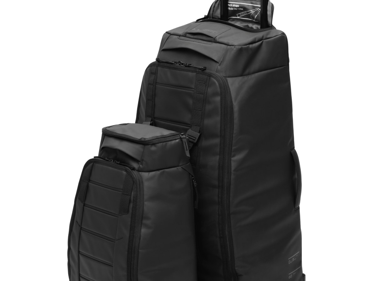 Plecak DB Hugger 30L przypięty do walizki DB Hugger Roller