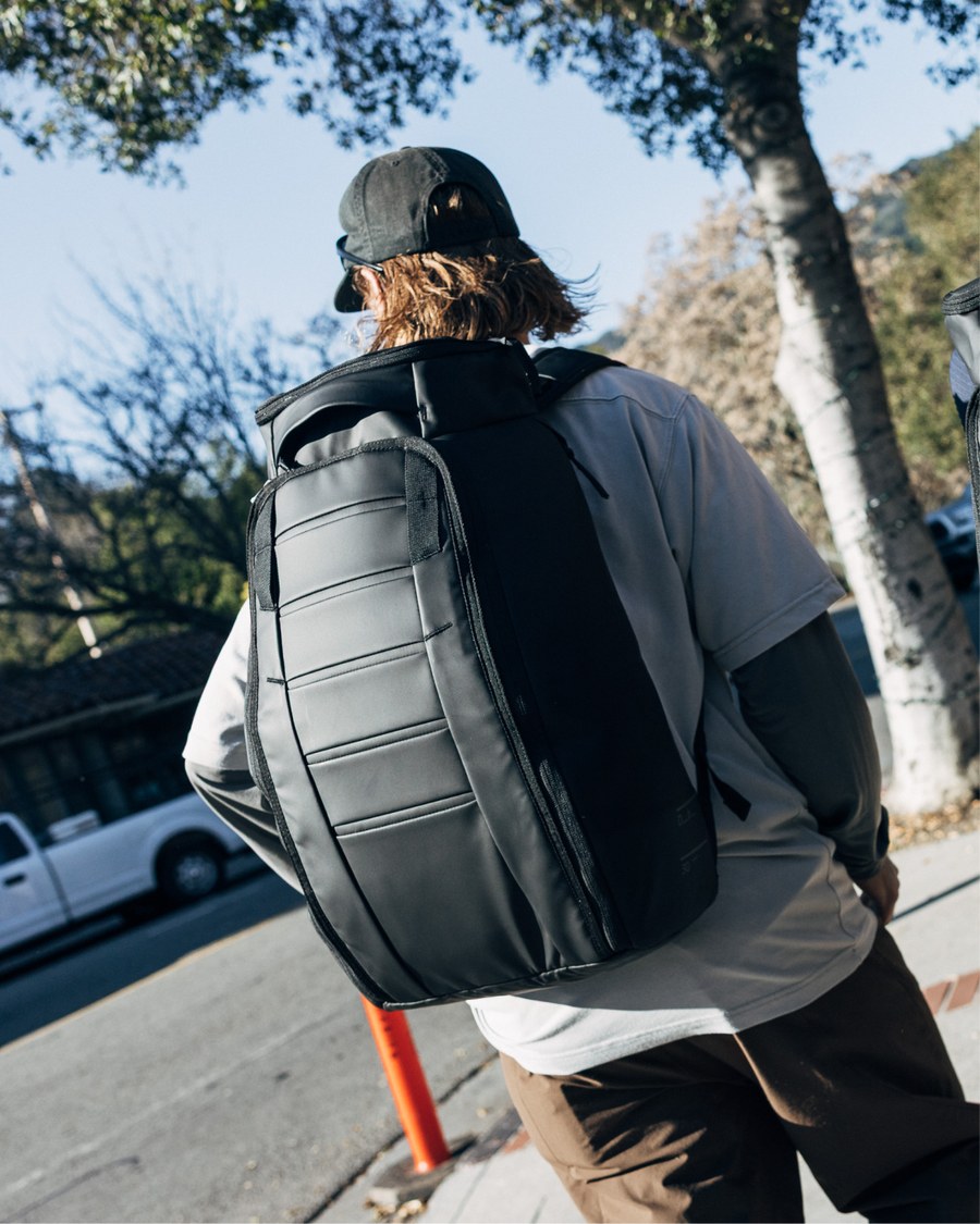 Plecak DB Hugger 30L Black Out noszony na co dzień