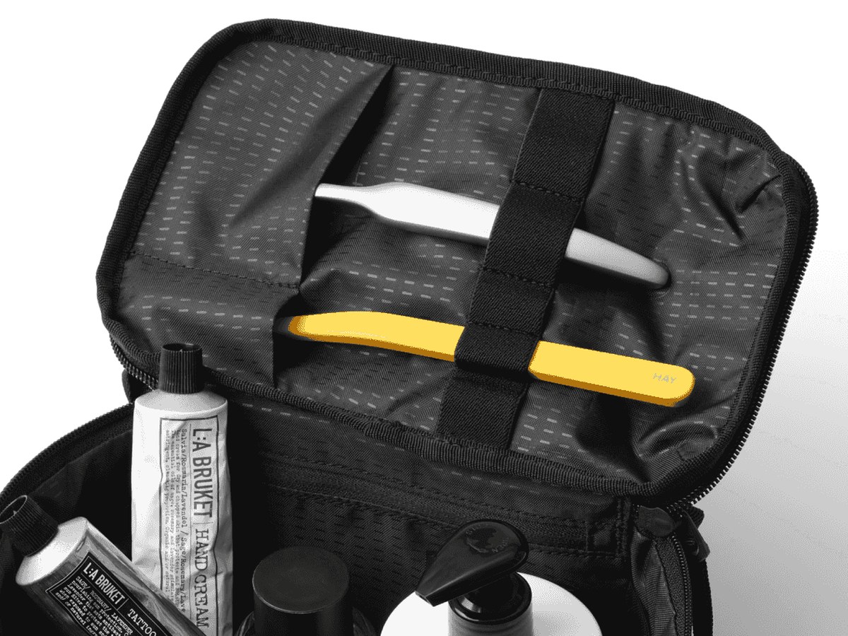 Przegroda i miejsce na szczoteczkę w kosmetyczce DB Wash Bag S