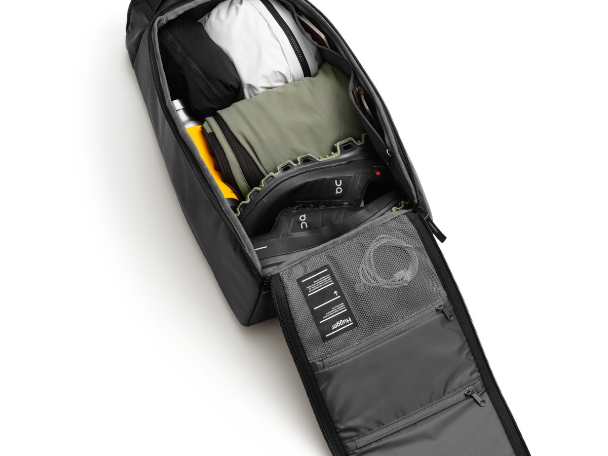 Otwarta komora główna plecaka DB Hugger 30L