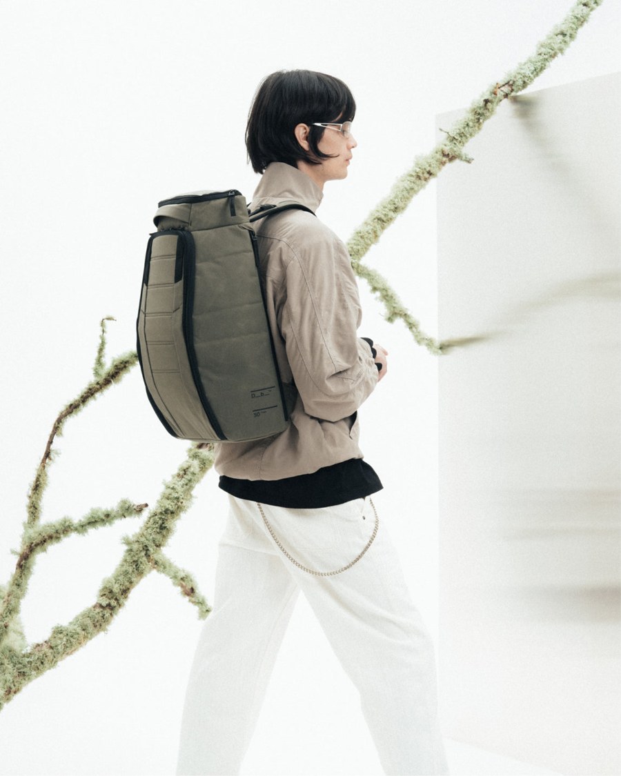 Plecak DB Hugger 30L Forest Green noszony na co dzień