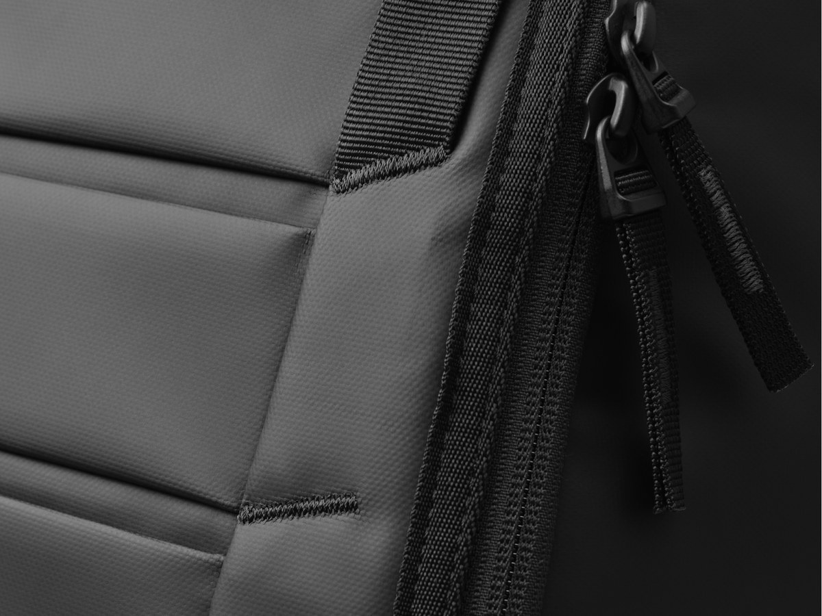 Zamek i tkanina plecaka DB Hugger 30L