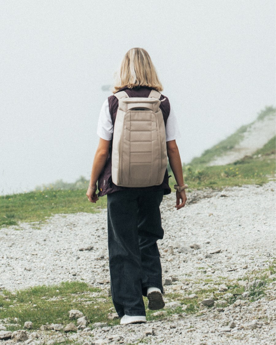 Plecak DB Hugger 30L Fogbow Beige noszony na co dzień