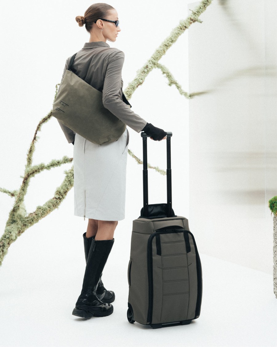 Walizka kabinowa DB Hugger Roller 40L Forest Green