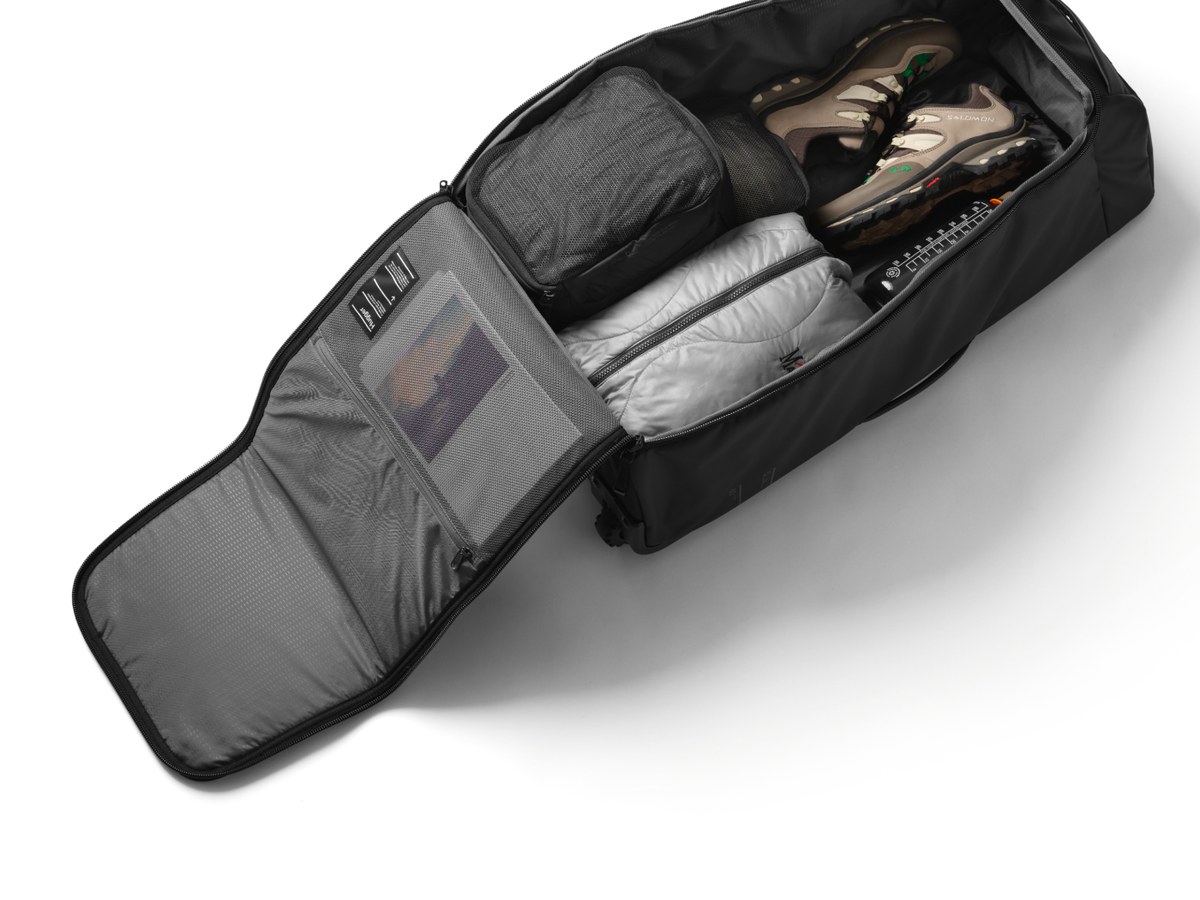 Otwarta walizka DB Hugger Roller 60L z kieszeniami