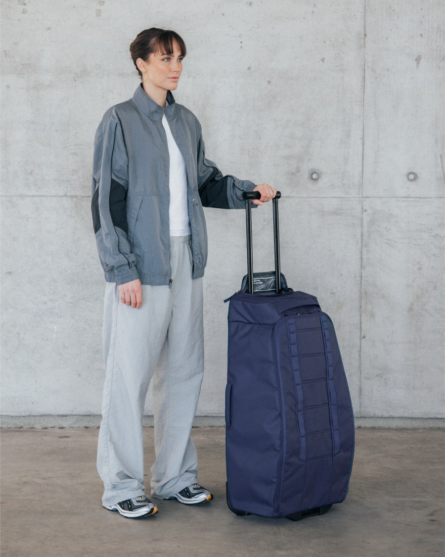 Walizka DB Hugger Roller Check-in 60L Blue Hour
