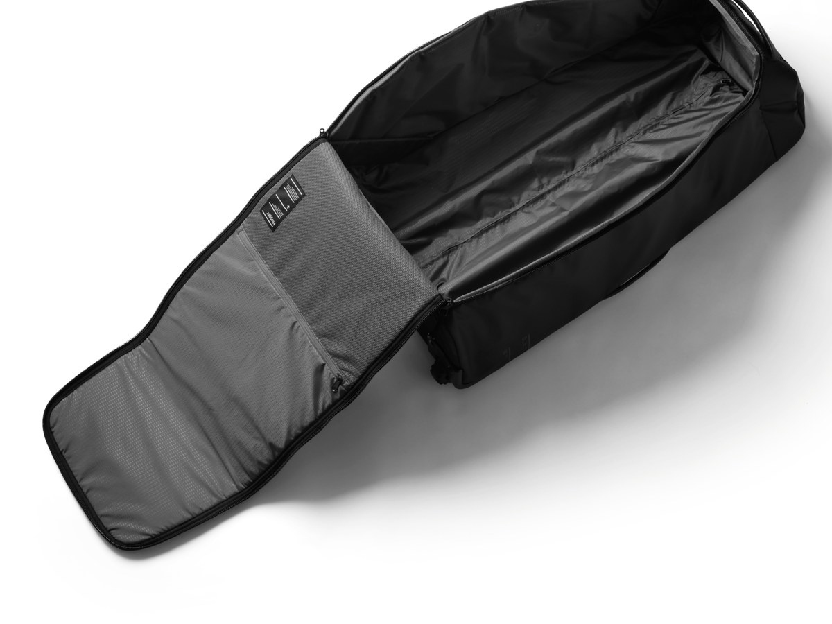Otwarta walizka DB Hugger Roller 90L z kieszeniami