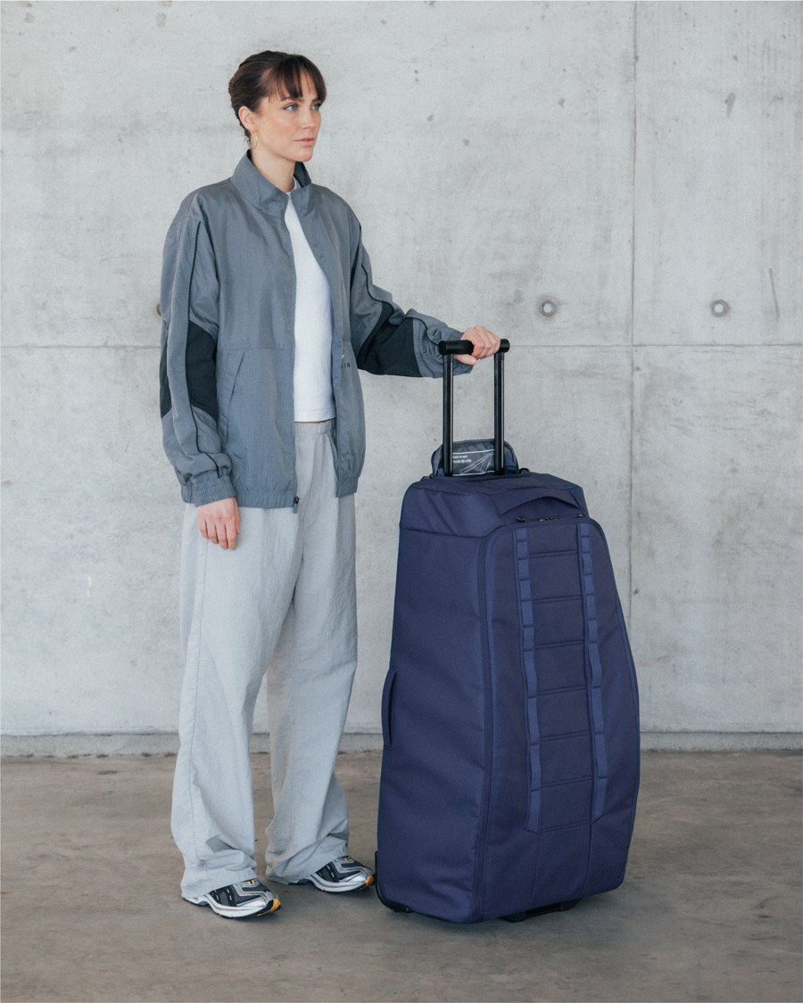 Walizka DB Hugger Roller Check-in 90L Blue Hour